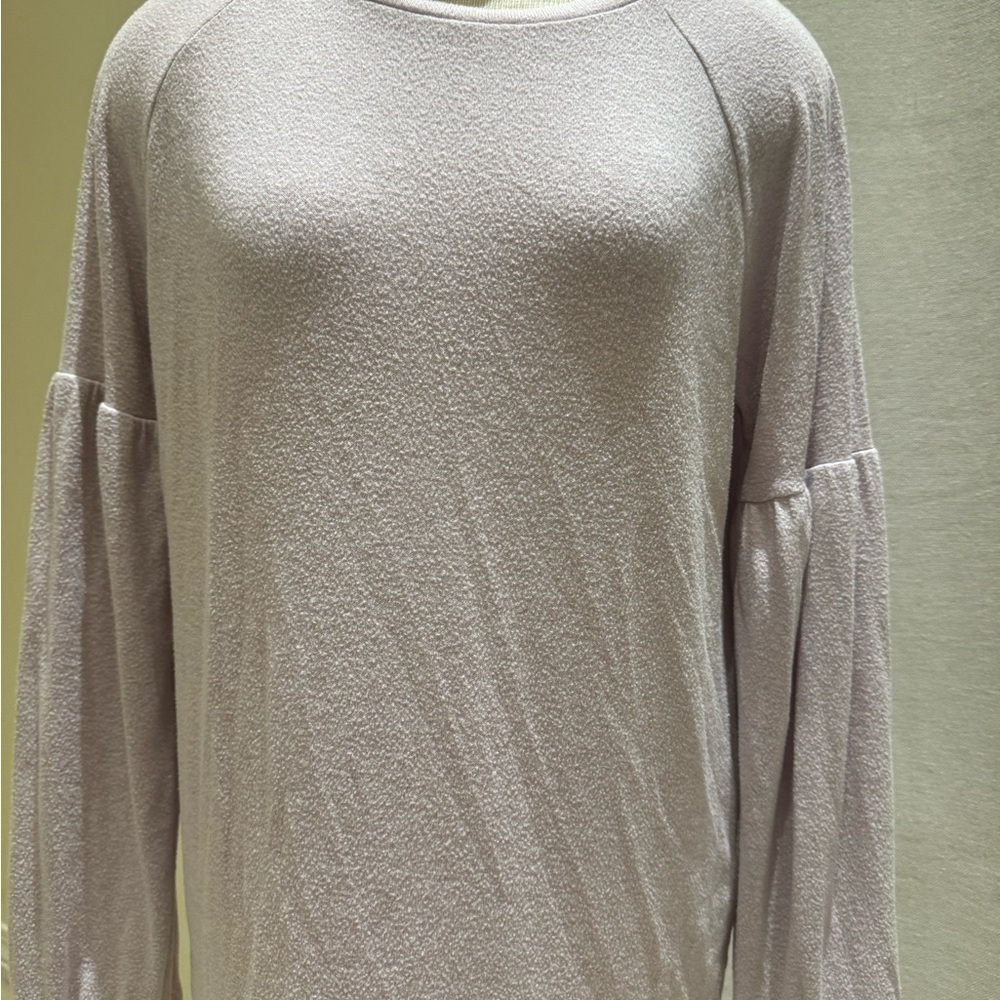 Sweater in lavender color with puff sleeve detail